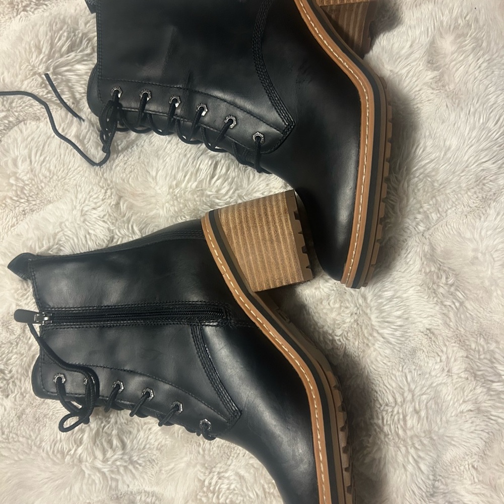 Timberland Black Ankle Boots with Tan Soles never worn - Picture 2 of 4